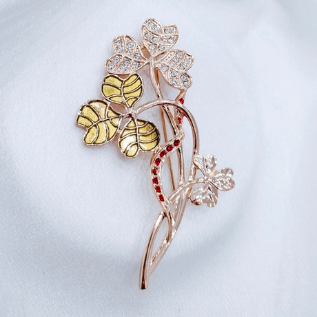 "Трифоли" брошь в золотом покрытии из коллекции "Trifolium" от Jenavi с замком булавка