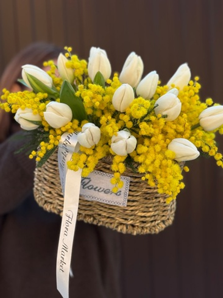 Весенняя корейская корзина из белых тюльпанов и ароматной мимозы от Флора Маркет