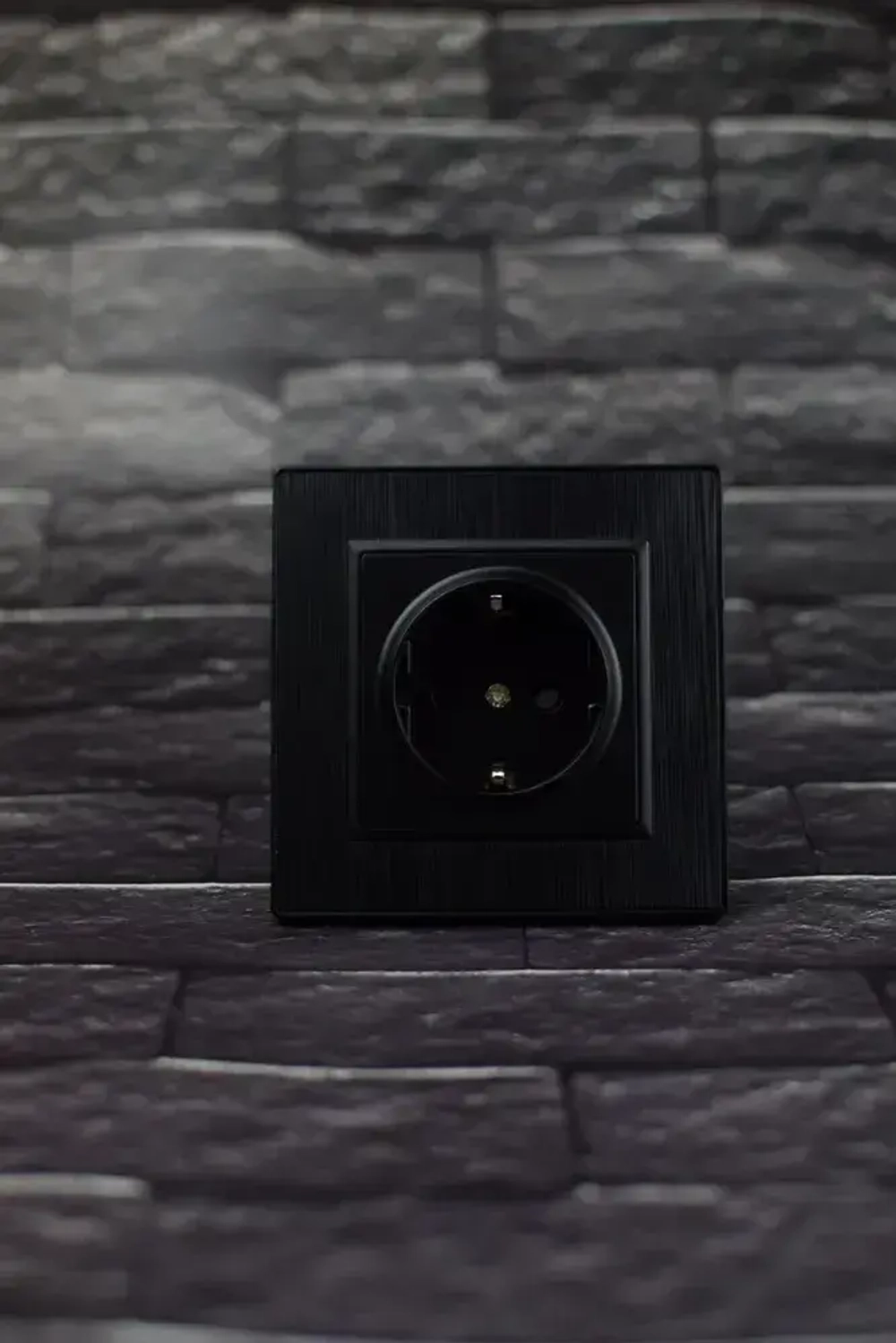 Розетка черная одинарная пластик