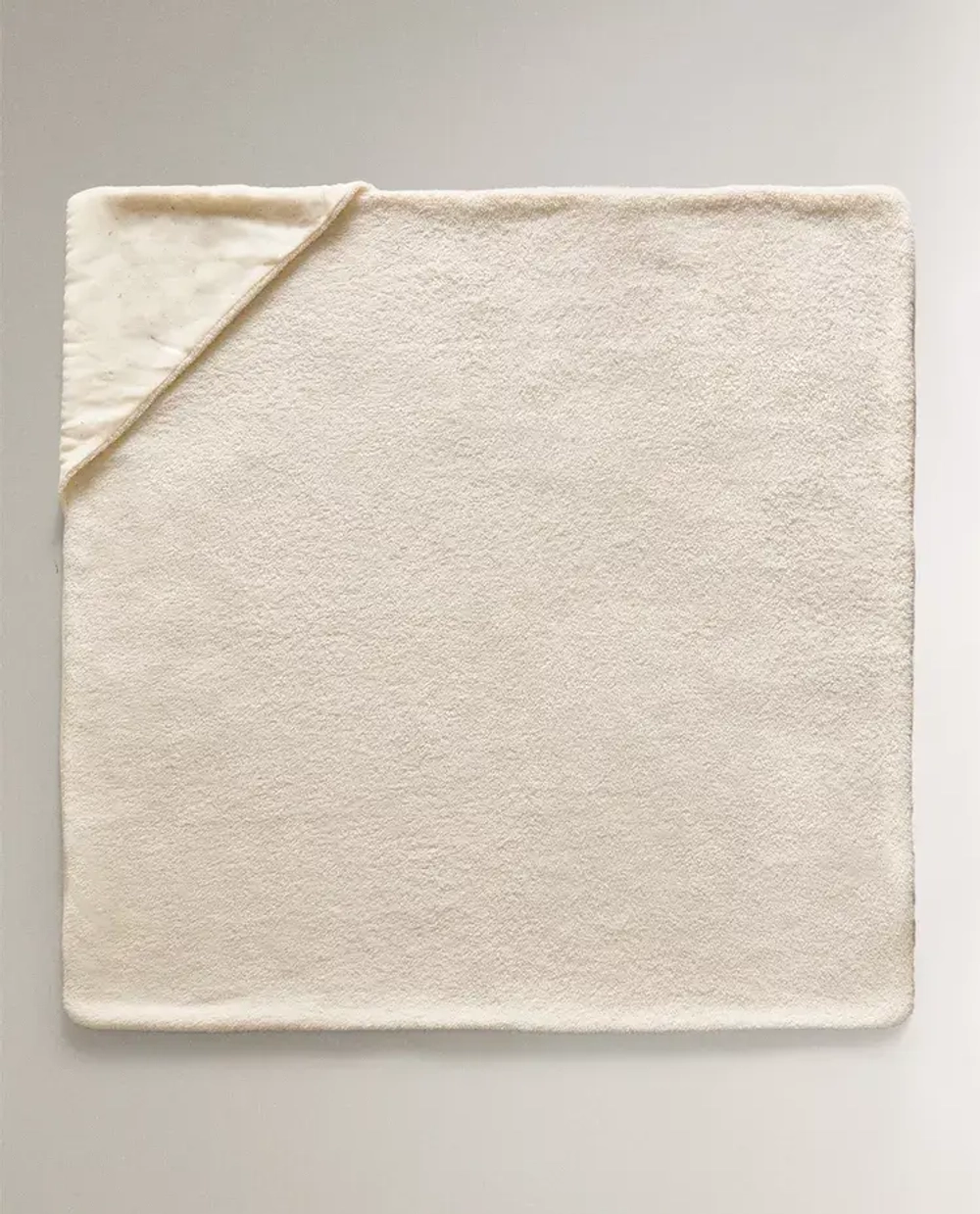 ZARA HOME ДЕТСКОЕ ПОЛОТЕНЦЕ С КАПЮШОНОМ И ВЫШИВКОЙ В ВИДЕ ЛУНЫ, КРЕМОВЫЙ