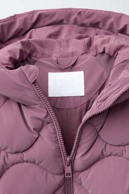 ZARA СТЕГАНАЯ КУРТКА ИЗ ПРОРЕЗИНЕННОЙ ТКАНИ, ТЕМНО-РОЗОВЫЙ
