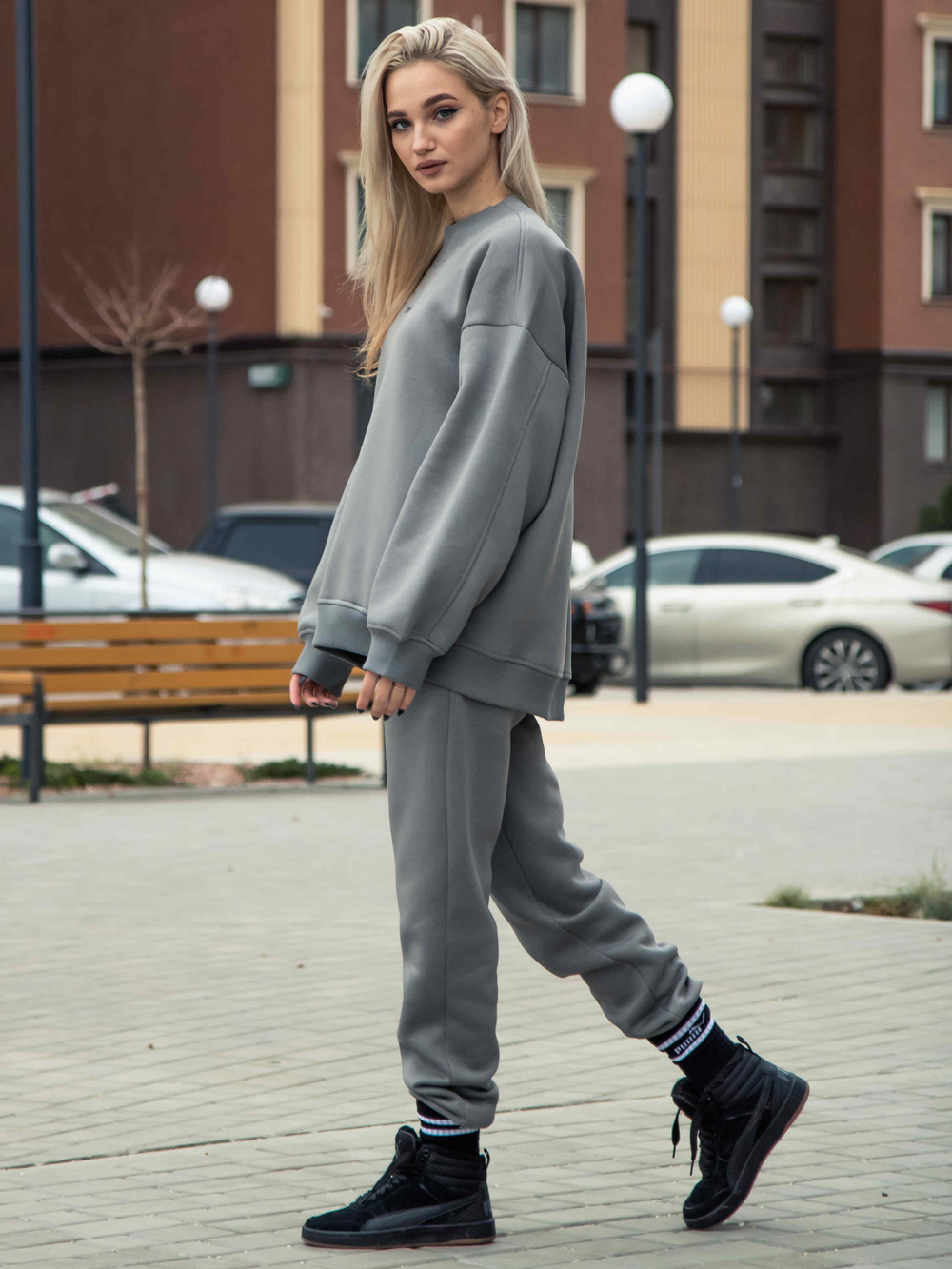 Свитшот женский оверсайз с начесом серый