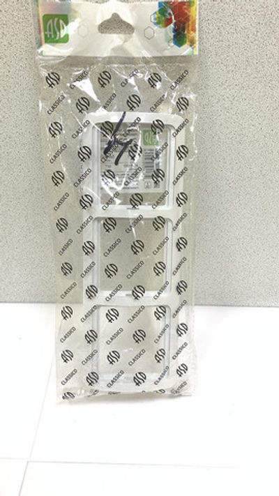 Розетка трехместная горизонтальная