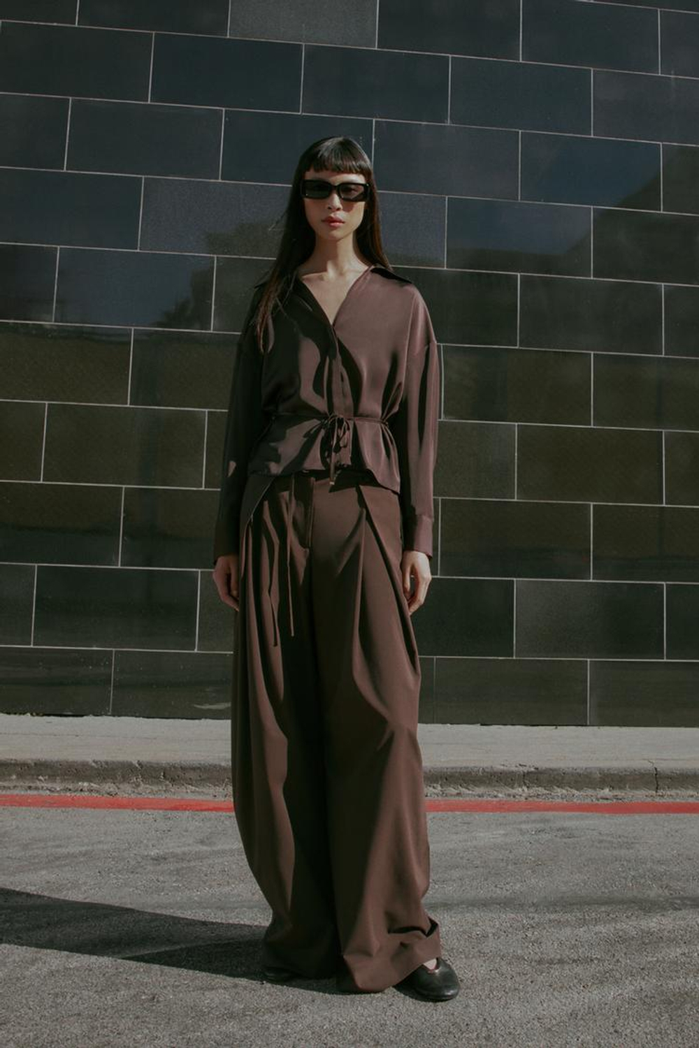 ZARA АТЛАСНАЯ БЛУЗКА С ПОЯСОМ, КОРИЧНЕВЫЙ