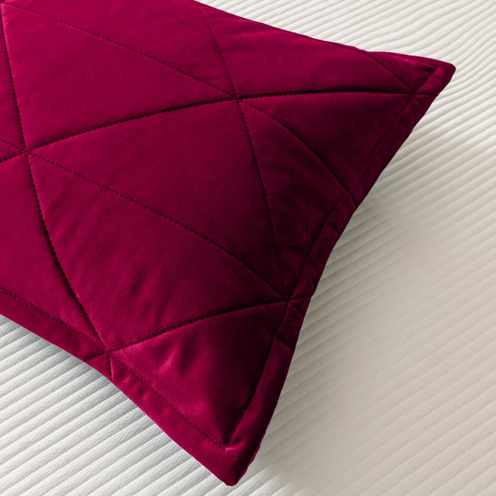 Велюровое покрывало в клетку и две наволочки OVL035