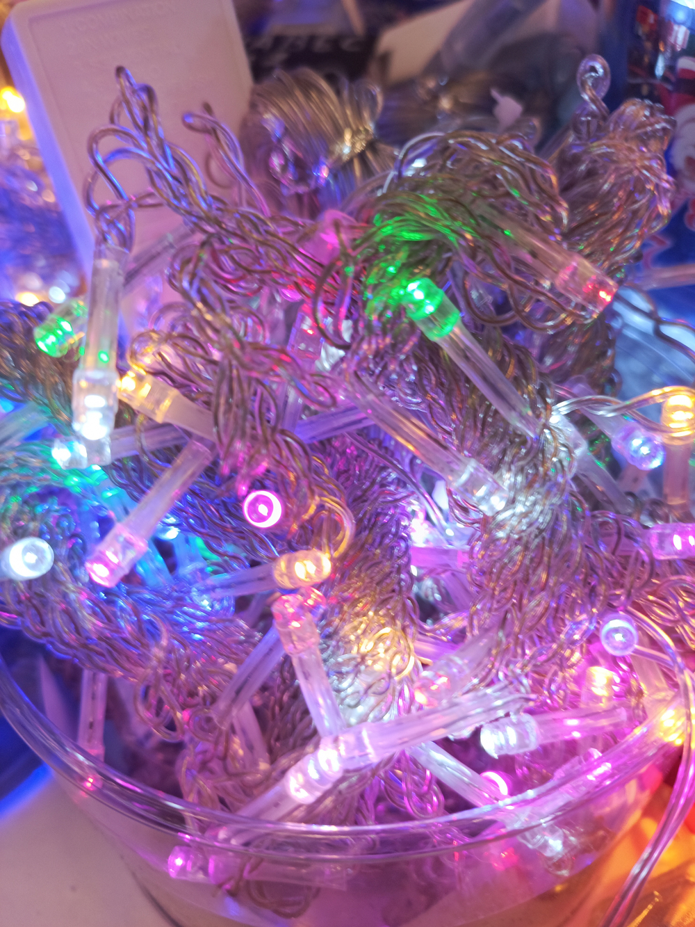 Занавес на окнах и балконах.