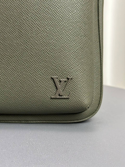 Сумка-слинг Louis Vuitton