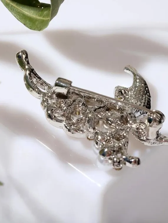 Брошь "Бабочка" с жемчужным крылом, цвет белый в серебре