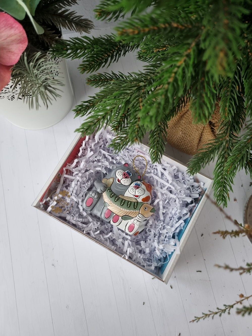 Котики рыбаки ёлочная игрушка из фарфора