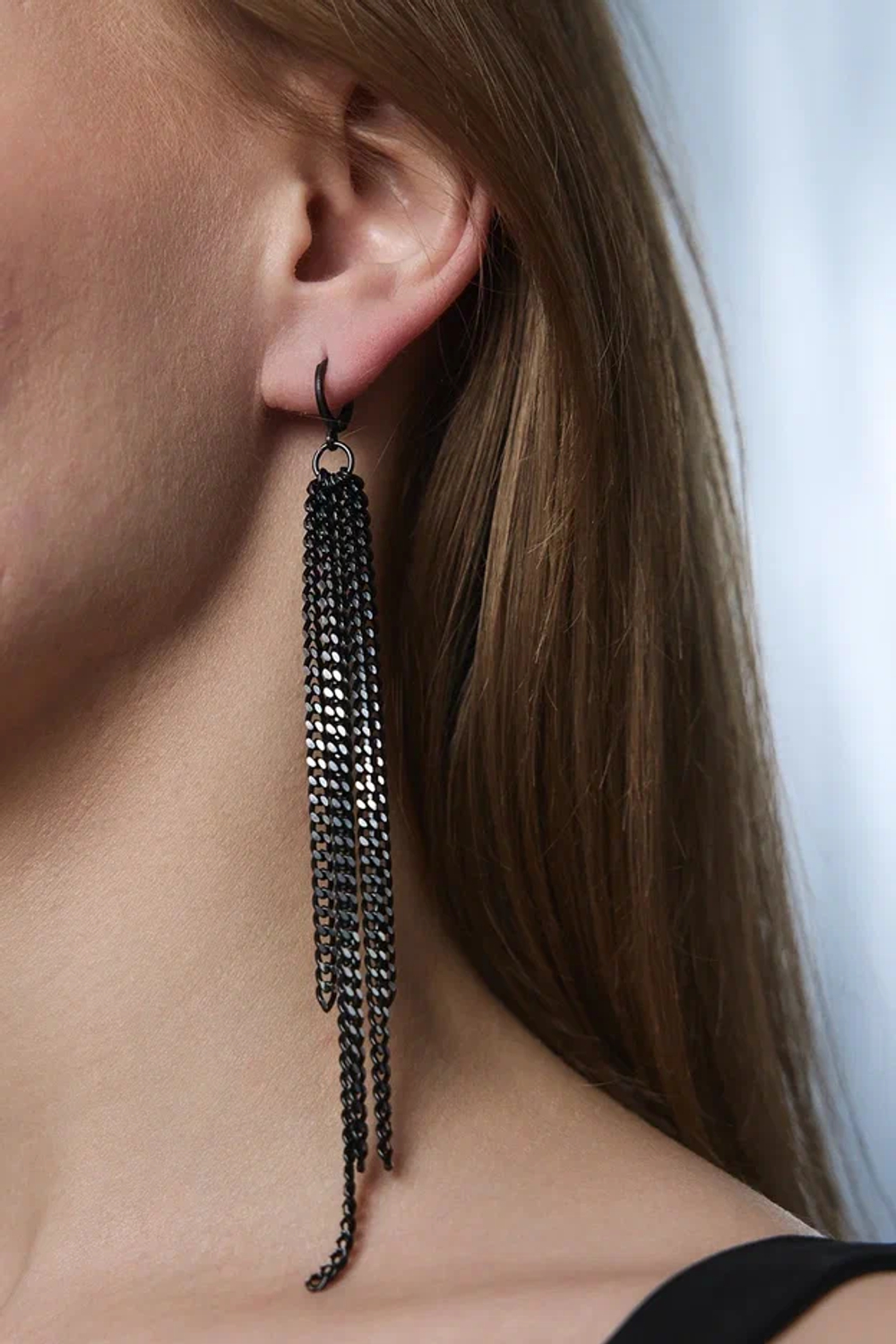 Серьги длинные цепочки на замке левербек, черные с серебряными гранями