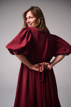 Платье с жабо и рукавами-фонариками из крапивы цвета бордо