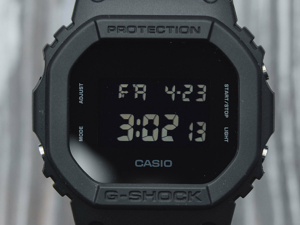 Японские наручные часы Casio G-SHOCK DW-5600BB-1E с хронографом