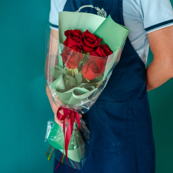 Букет из 5 красных роз Эквадор в оформлении