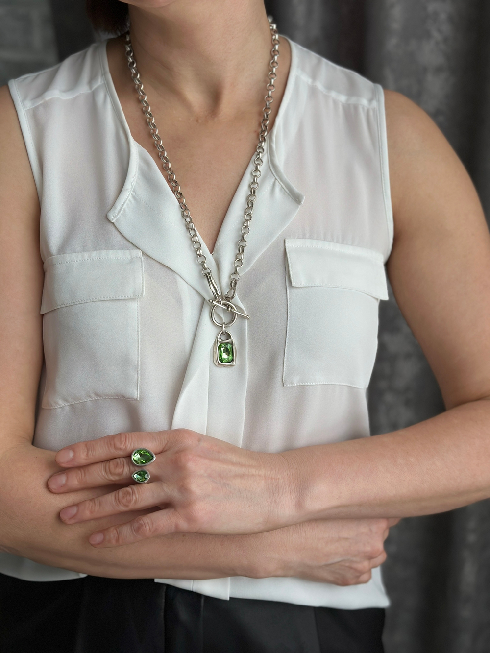 Кольцо несмыкаемое с двумя кристаллами оттенка молодой травы, матовое серебро