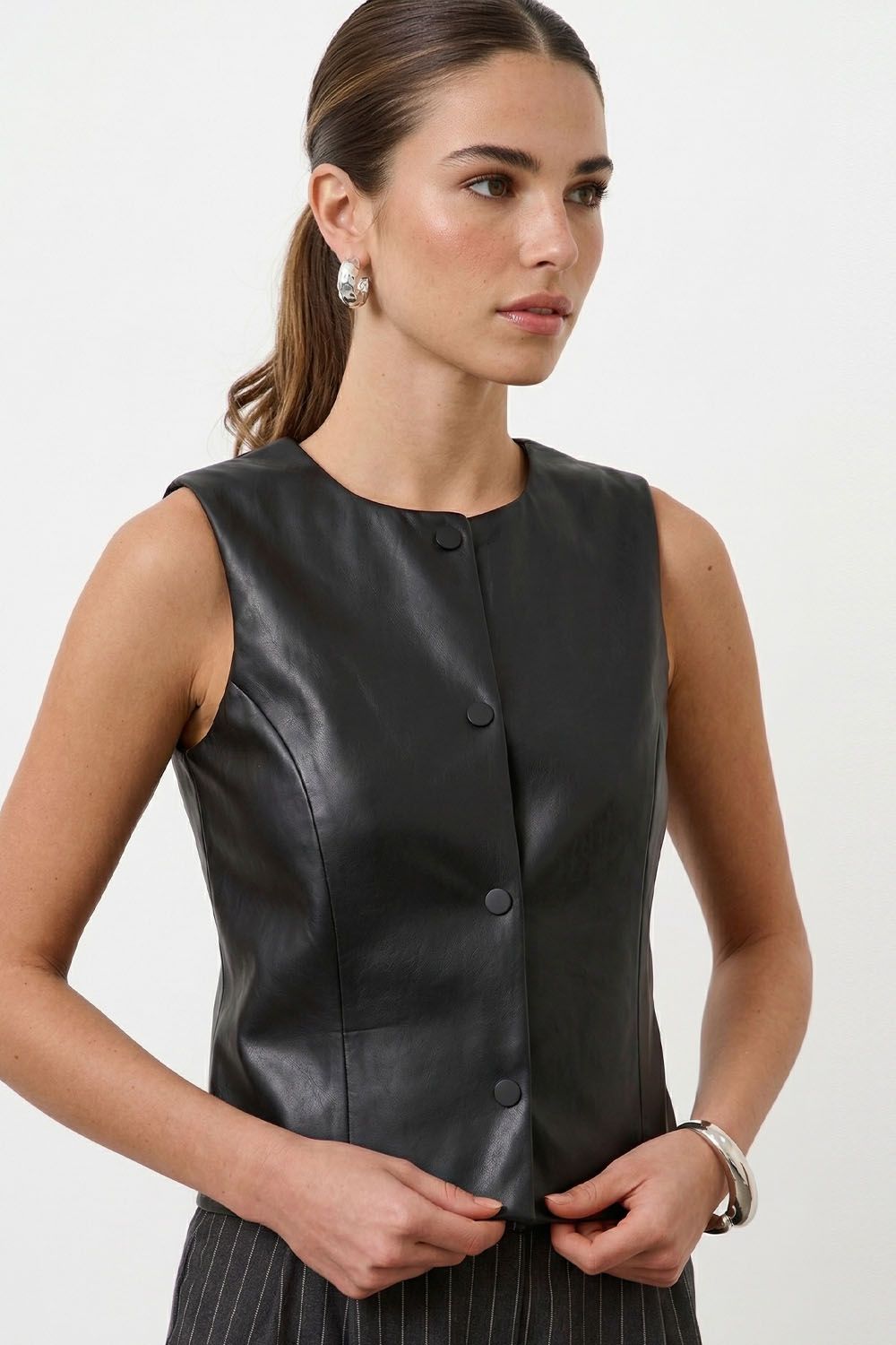 Жилетка из экокожи в минималистичном стиле черного цвета