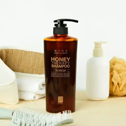 DAENG GI MEO RI Шампунь для волос HONEY C пчелиным маточным молочком 500 мл