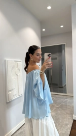 Блуза с открытыми плечами