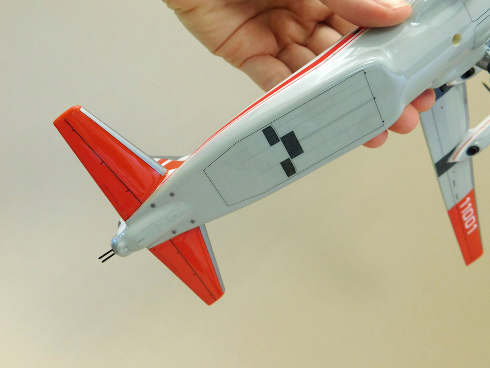 Модель самолета Ан-12 (М1:100, Аэрофлот полярный СССР-11234) с шасси