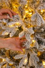 Заснеженная ель с гирляндой «Барокко» теплый свет (Литая+пвх) 120 см / 1,2 м