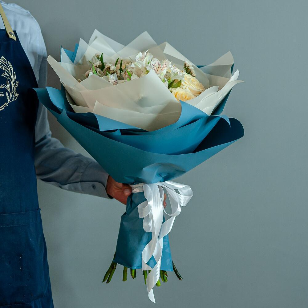 Букет из садовых розы Кендилайт с альстромерией