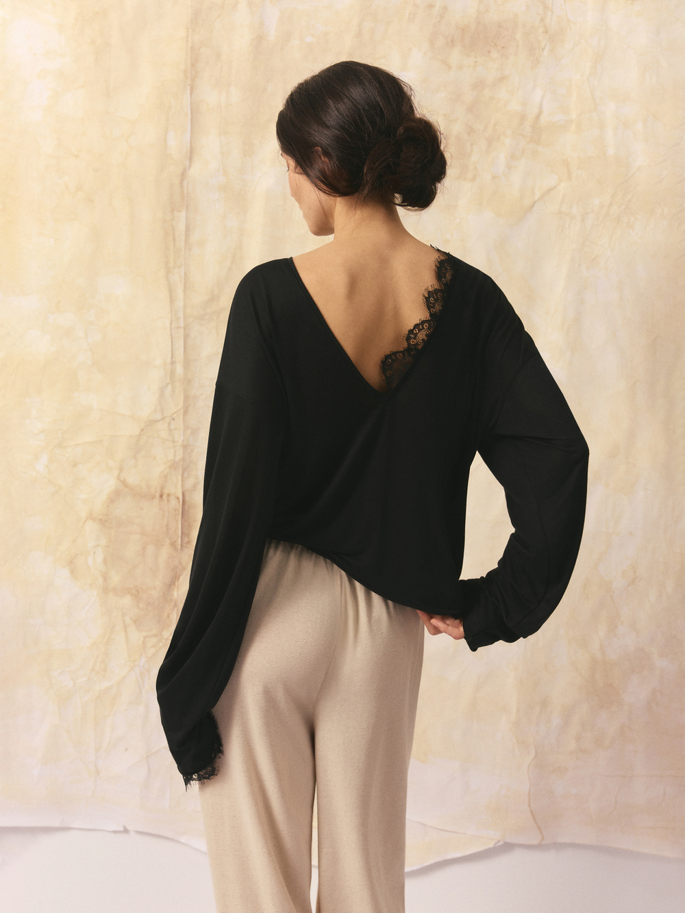 Лонгслив с кружевом