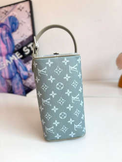 Несессер Louis Vuitton Dopp Kit