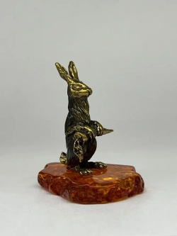 Бронзовая статуэтка на янтаре
