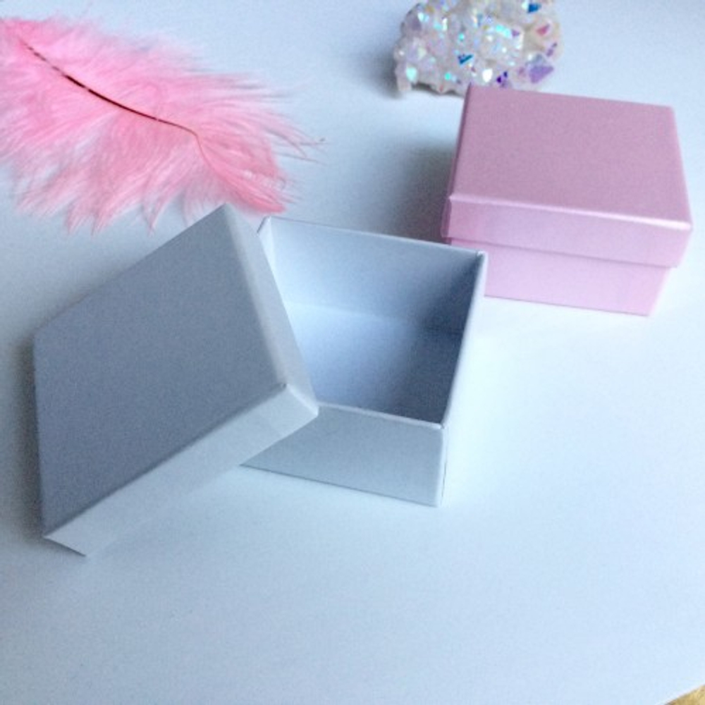 0338-бел Подарочная коробочка белая для украшений 84*84*40мм