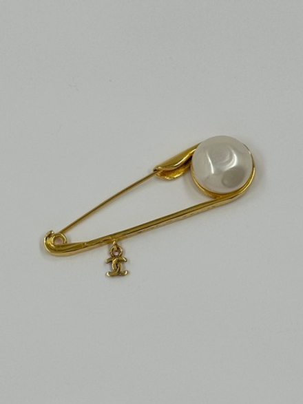 Брошь в виде булавки Chanel