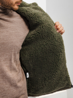 Мужской жилет СЕВЕРНЫЙ ПУТЬ на меху из бурой овечьей шерсти и с особо прочной армированной верхней тканью (рип-стоп). Теплый усиленный жилет для самых сложных условий.