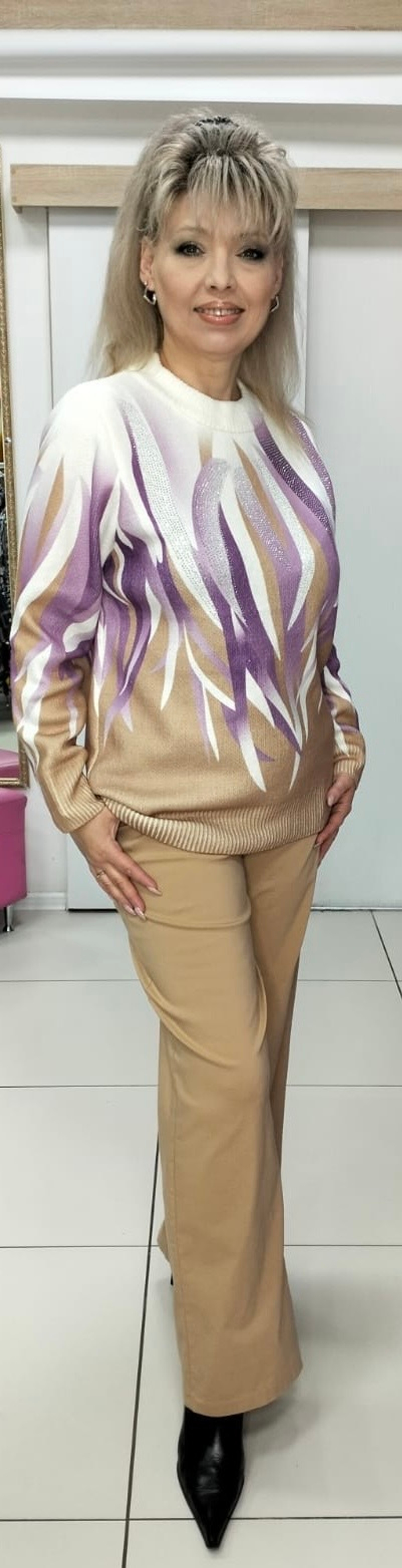 Джемпер с ярким принтом и стразами