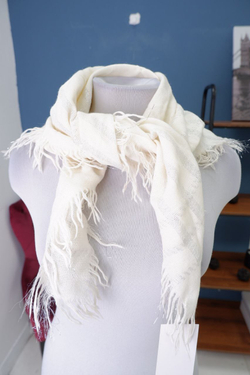 Палантин с мерцающей ниткой