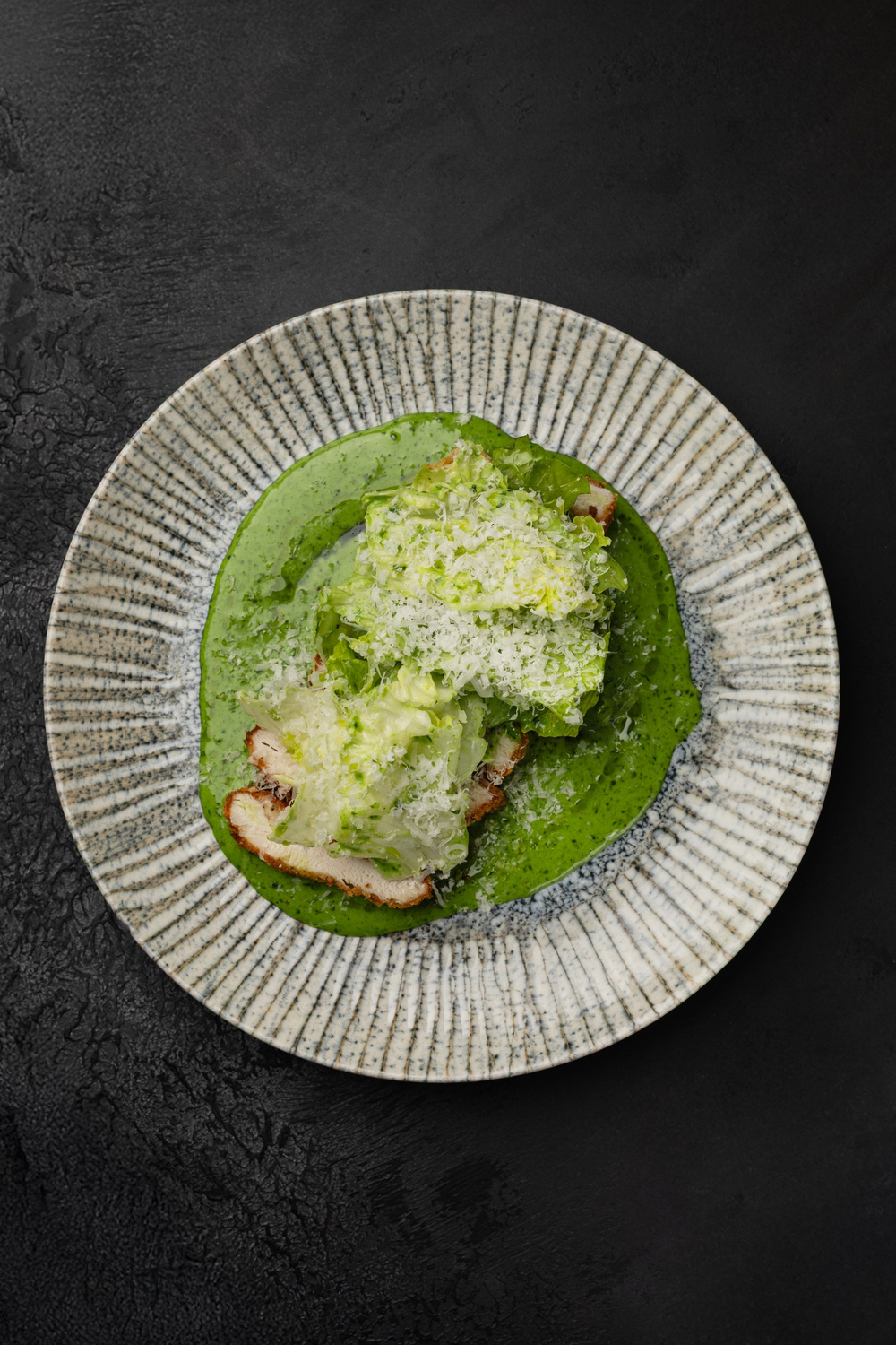 Куриный шницель с кунжутным соусом и сальсой верде