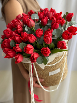 Роскошные пионовидные тюльпаны красного оттенка и эвкалипт в стильной корзине от Флора Маркет
