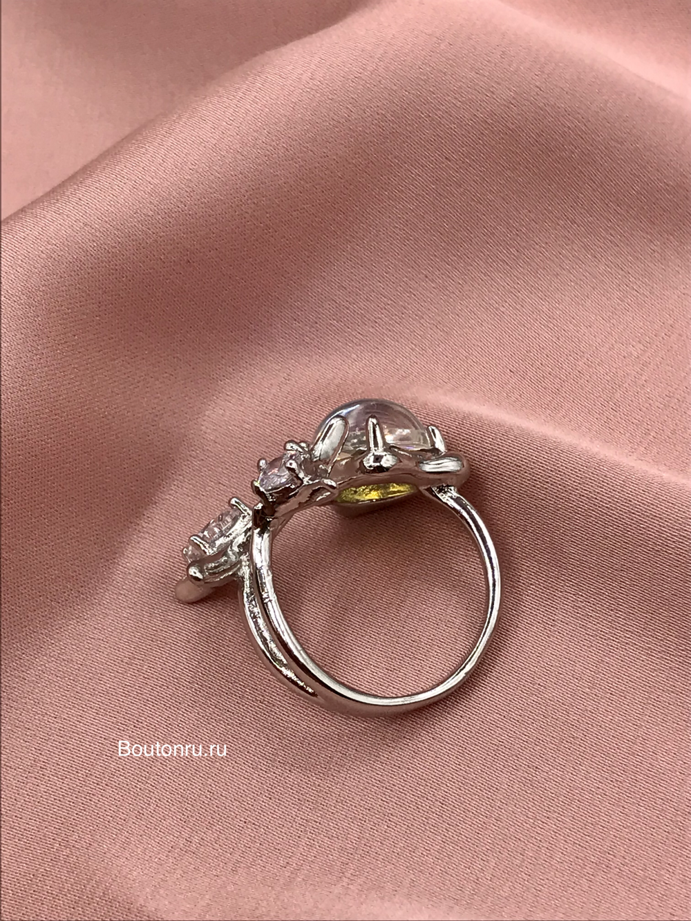 Кольцо с двумя стразами и лунным камнем