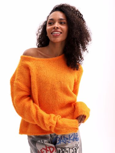 Шерстяной свитер женский