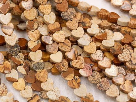 Нить бусин из яшмы "Сердечки" 6мм, песочный