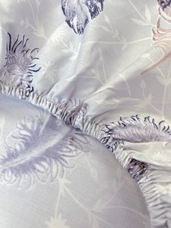 Простынь на резинке "Перья" 180х200 см Сказка сатин