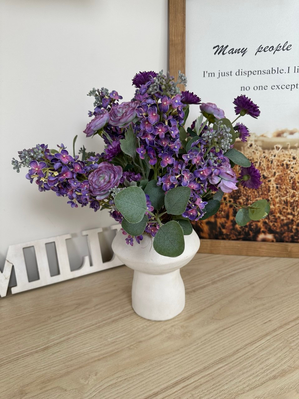 Композиция с сиренью и ранункулюсами в белой вазе , в-50 см