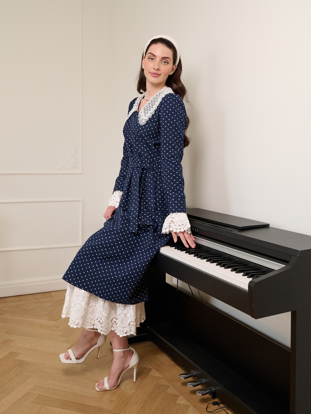 Платье с кружевным воротником