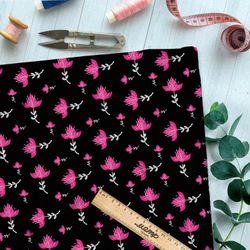 Ткань атлас мелкие яркие цветы на чёрном фоне