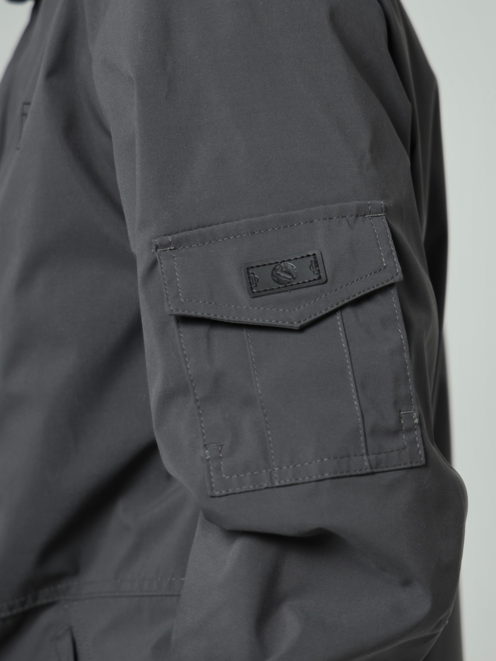 Ветровка с капюшоном серая Город Горький