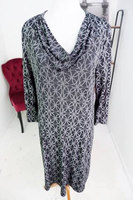 Платье Bartelli для лаконичного образа, визуально на 54 размер