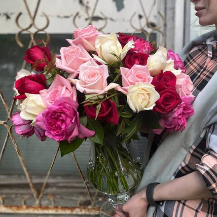 Малиновый микс — букет ароматных пионовидных и романтических роз