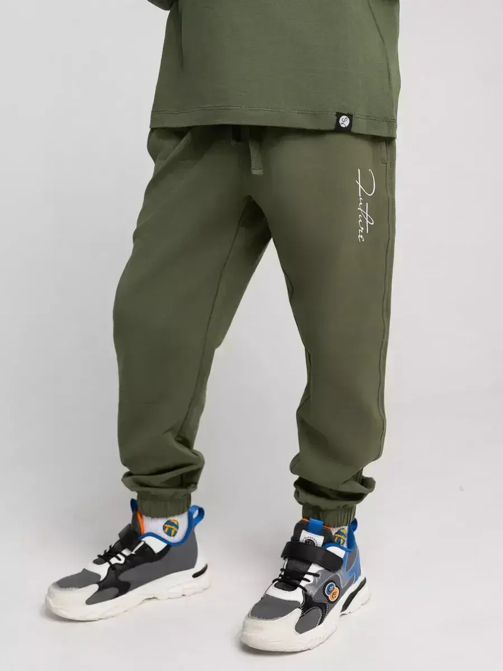 Зеленый костюм для мальчика в школу