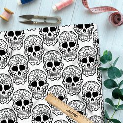 Ткань атлас резные сахарные черепа на белом фоне