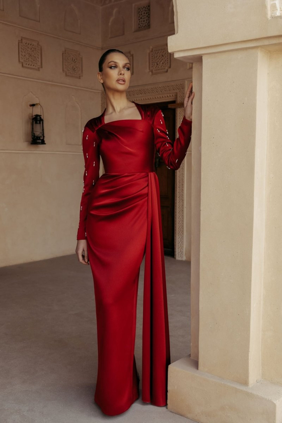 Платье макси асимметрично драпированное из сатина с вышивкой на рукавах