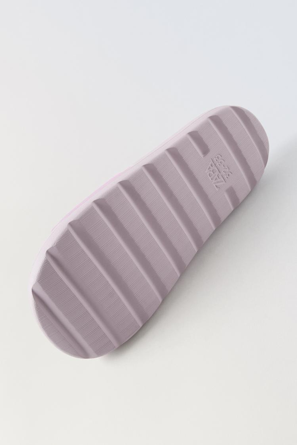 ZARA ВИНИЛОВЫЕ ШЛЕПАНЦЫ С ПРИНТОМ «ЛИЛО И СТИЧ» © DISNEY, ЛИЛОВЫЙ