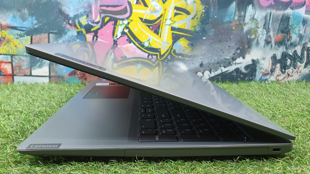 Ноутбук Lenovo Celeron/8 Gb/FHD