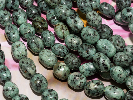 Нить бусин из тонированной яшмы 7,5-9мм (галтовка)